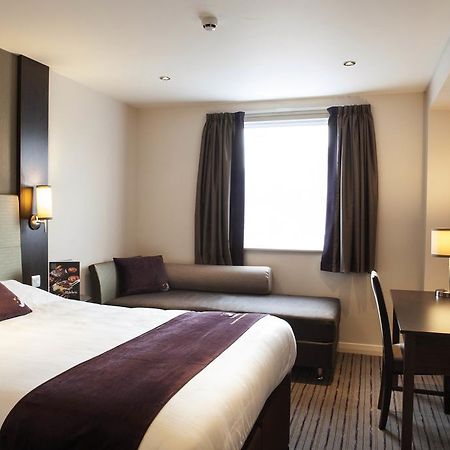 Premier Inn High Wycombe/Beaconsfield Экстерьер фото
