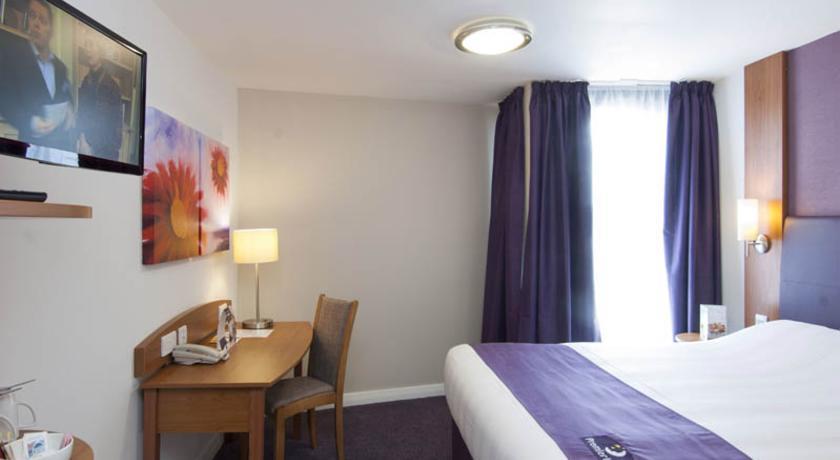 Premier Inn High Wycombe/Beaconsfield Экстерьер фото