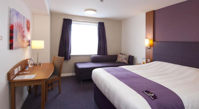 Premier Inn High Wycombe/Beaconsfield Экстерьер фото