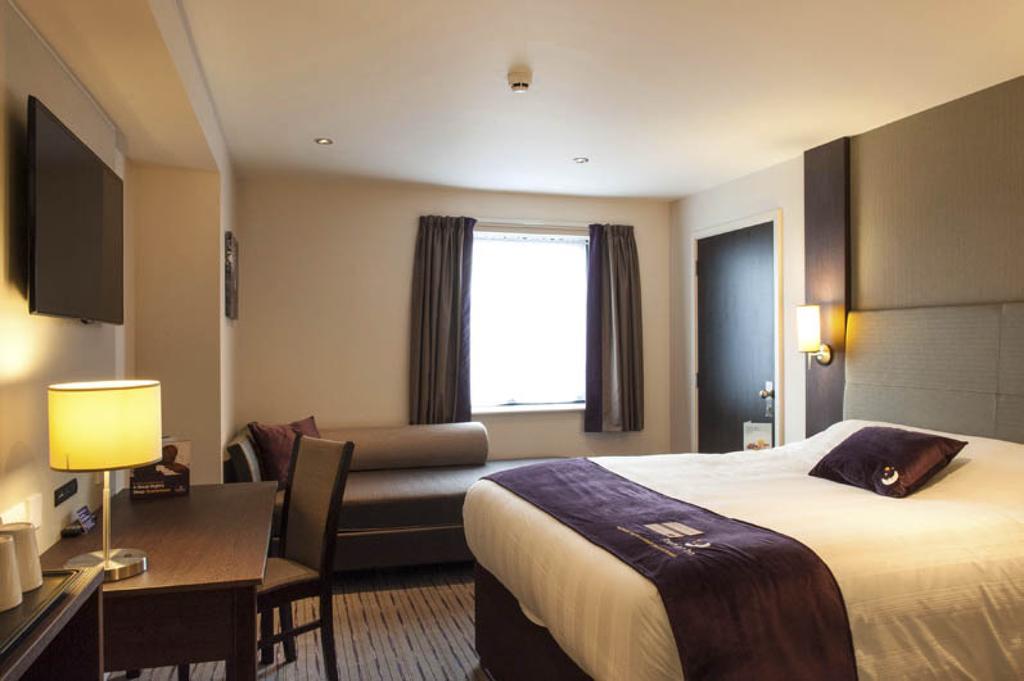Premier Inn High Wycombe/Beaconsfield Экстерьер фото