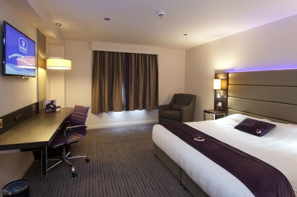 Premier Inn High Wycombe/Beaconsfield Экстерьер фото