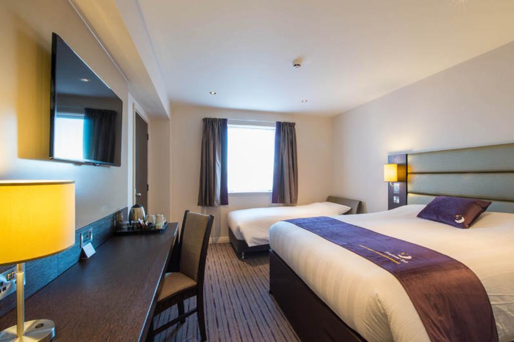 Premier Inn High Wycombe/Beaconsfield Экстерьер фото