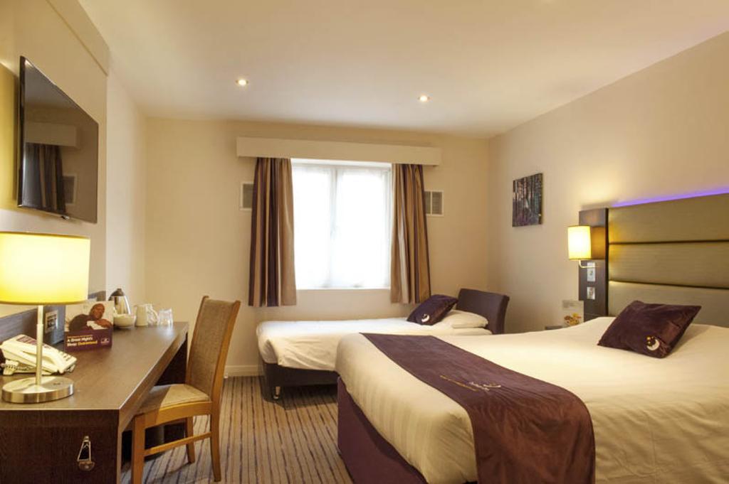 Premier Inn High Wycombe/Beaconsfield Экстерьер фото