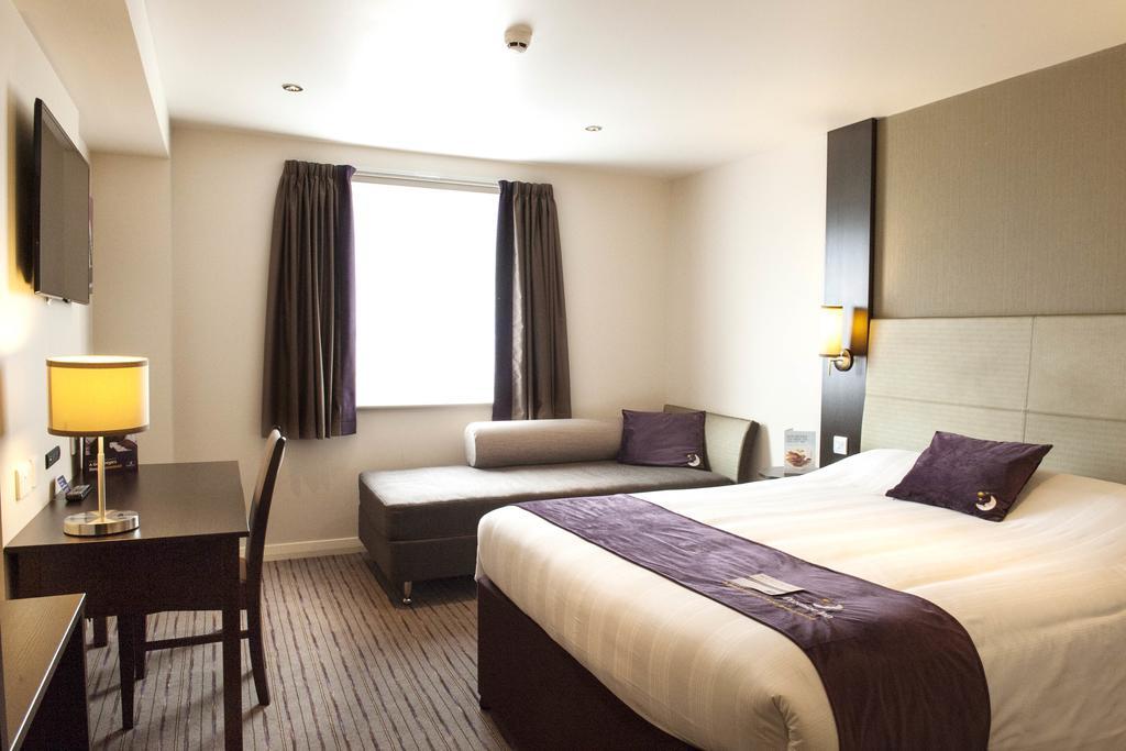 Premier Inn High Wycombe/Beaconsfield Экстерьер фото