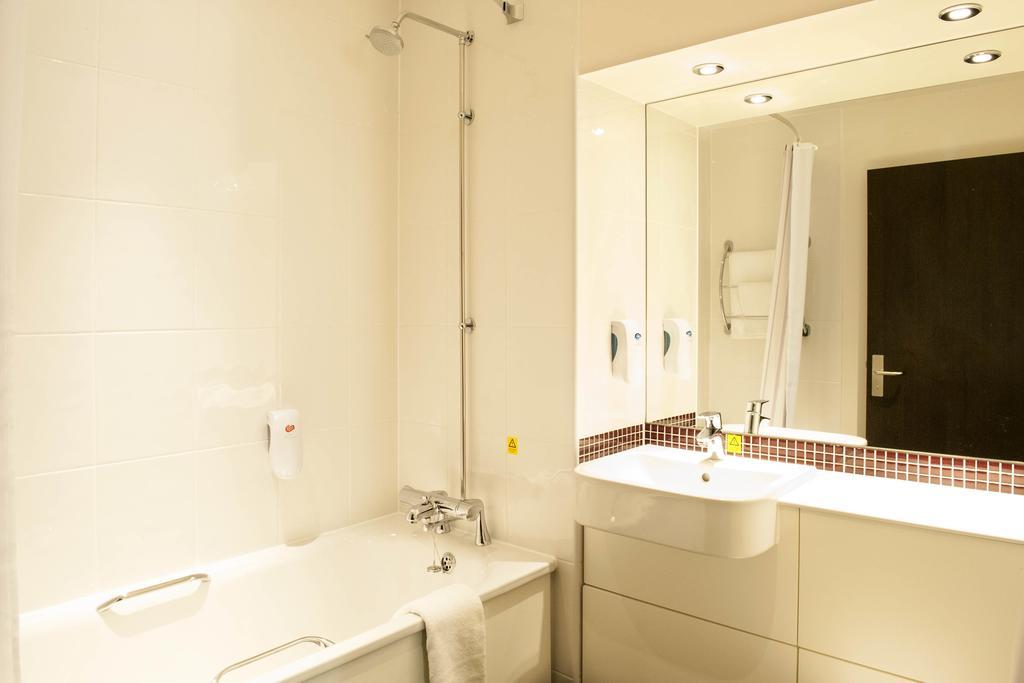 Premier Inn High Wycombe/Beaconsfield Экстерьер фото