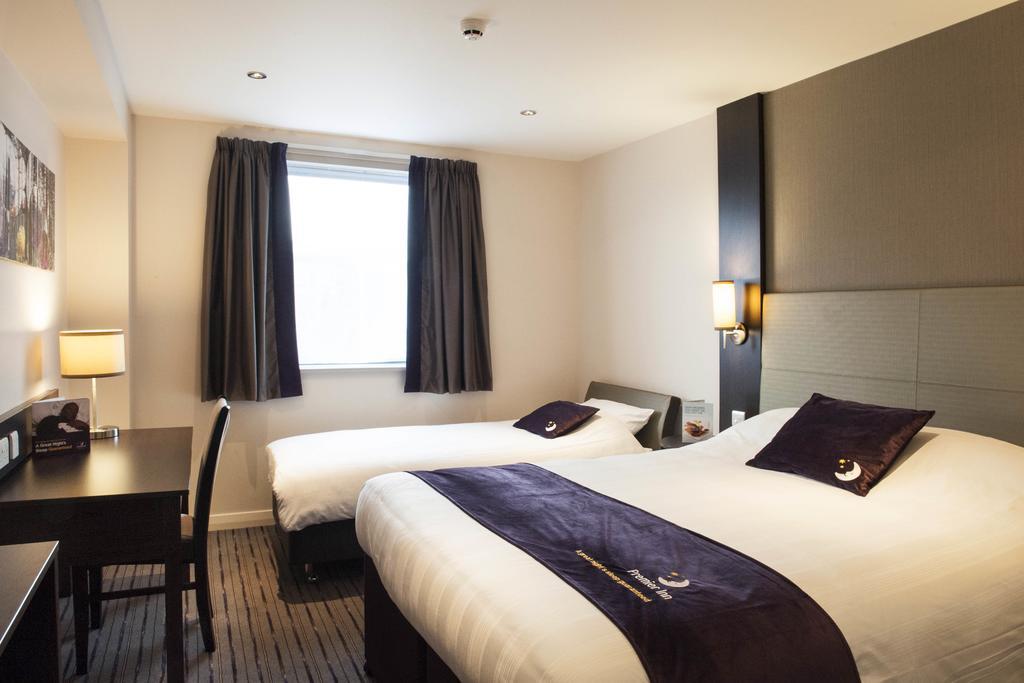 Premier Inn High Wycombe/Beaconsfield Экстерьер фото