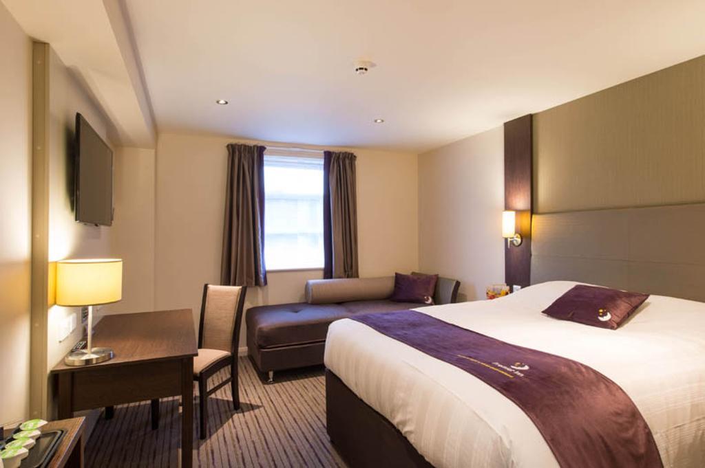 Premier Inn High Wycombe/Beaconsfield Экстерьер фото