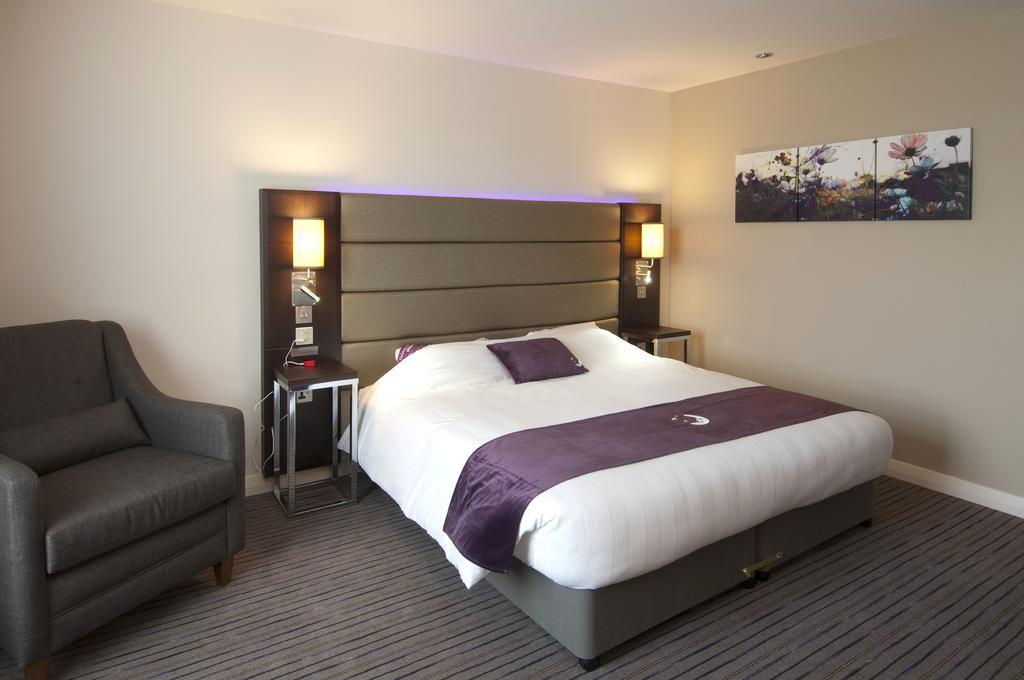 Premier Inn High Wycombe/Beaconsfield Экстерьер фото
