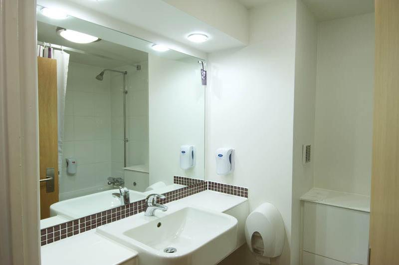 Premier Inn High Wycombe/Beaconsfield Экстерьер фото