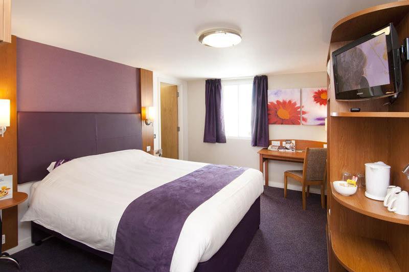 Premier Inn High Wycombe/Beaconsfield Экстерьер фото